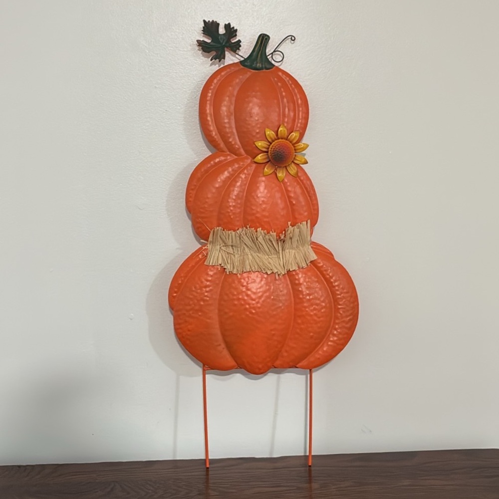 NWT- 24” Orange Metal Stacked Pumpkin Yard Stake w/ Sunflower 🌻 & 🍁